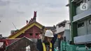 Aktivitas pekerja saat proyek revitalisasi Vihara Dharma Bhakti, Glodok, Taman Sari, Jakarta Barat, Kamis (27/1/2022). Proyek revitalisasi ini diharapkan dapat meningkatkan kenyamanan prosesi ibadah dan minat wisatawan dengan tetap melestarikan cagar budaya. (merdeka.com/Iqbal S. Nugroho)