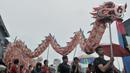 Atraksi liong saat perayaan Cap Go Meh Tahun Baru Imlek 2571 di Jatinegara, Jakarta, Minggu (9/2/2020). Meski hujan, perayaan Cap Go Meh berlangsung meriah dengan atraksi barongsai dan liong serta arakan dewa-dewa (rupang), mengelilingi kawasan Jatinegara. (merdeka.com/Iqbal S Nugroho)