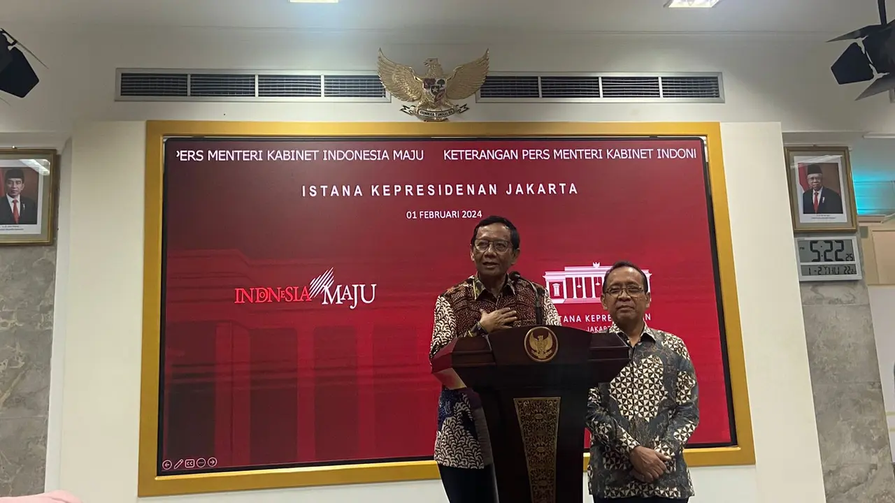 Mahfud Md menyerahkan surat pengunduran diri dari jabatan Menko Polhukam kepada Presiden Jokowi di Istana, Kamis (1/2/2024).