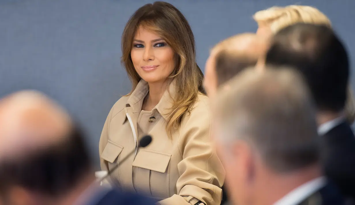 Ibu Negara Amerika Serikat, Melania Trump melakukan pertemuan di Kantor Pusat Penanggulangan Bencana di Washington, Rabu (6/6). Melania Trump akhirnya kembali tampil di depan publik setelah hampir satu bulan absen dari sorotan media. (AP/Andrew Harnik)