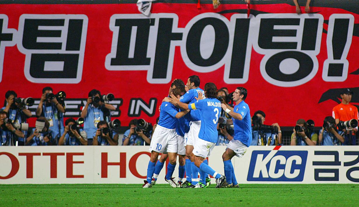 Timnas Italia sudah unggul 1-0 pada menit ke-18. Gol dicetak melalui tandukan kepala Christian Vieri usai menerima umpan sepak pojok Francesco Totti. (AFP/Jimin Lai)