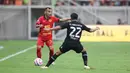 Pemain Persija Jakarta, Riko Simanjuntak, berusaha melewati pemain Barito Putra, Novan Setyo Sasongko, pada laga BRI Liga 1 2024/2025 di Jakarta International Stadium, Sabtu (10/8/2024). Kemenangan ini menjadi awal yang sempurna bagi Macan Kemayoran dalam mengarungi BRI Liga 1 musim ini. (Bola.com/Abdul Aziz)