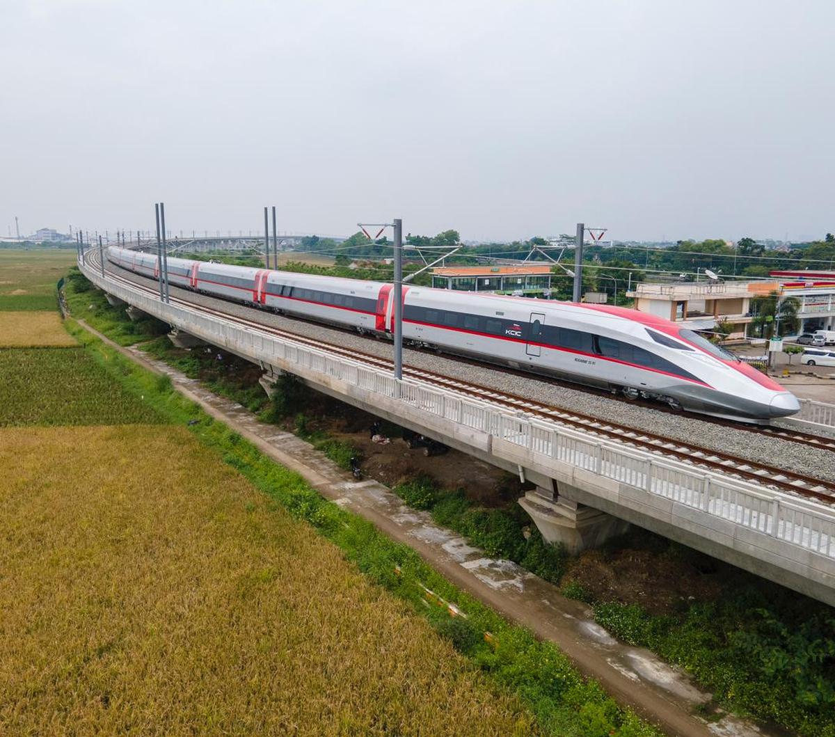 Diketahui, kereta cepat pertama di Asia Tenggara dengan kecepatan hingga 350 km jam ini sudah melayani 123 ribu penumpang pada periode 17 hingga 23 Desember 2023.