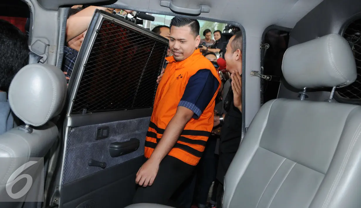 Pengusaha dari PT MTI, Muhammad Adami Okta memasuki mobil yang menjemputnya usai menjalani pemeriksaan KPK, Jakarta, Kamis (15/2). Hardi dan rekannya menjadi tersangka usai menyuap Deputi Bakamla sebanyak Rp. 2 Miliar. (Liputan6.com/Helmi Afandi)