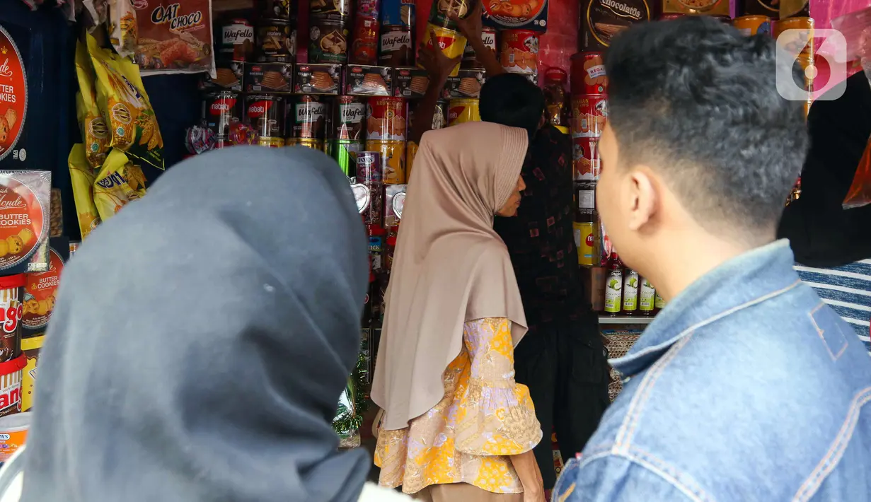 Suasana salah satu toko kue kering di kawasan Ciracas. (Liputan6.com/Herman Zakharia)