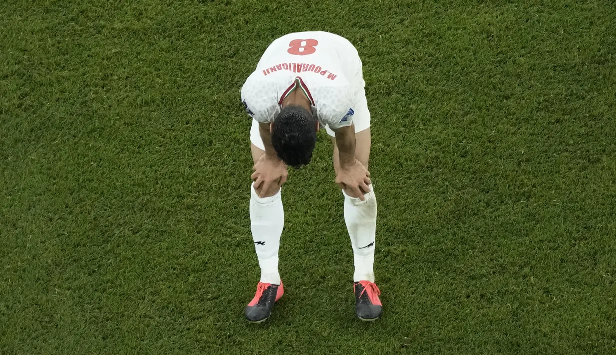Bek Iran Morteza Pouraliganji bereaksi usai kalah dari Amerika Serikat pada akhir laga pamungkas Grup B Piala Dunia 2022 di Stadion Al Thumama, Rabu (30/11/2022) dini hari WIB. Iran gagal ukir sejarah melaju ke babak 16 besar setelah kalah tipis 0-1 lawan Amerika Serikat. (AP Photo/Hassan Ammar)