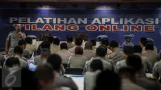 Kombes Pol Chryshnanda Dwilaksana memberi pengarahan pada pelatihan aplikasi tilang online di NTMC Polri, Jakarta, Selasa (25/10). Korps Lalu Lintas Polri tengah merancang pembayaran tilang kendaraan menggunakan sistem online. (Liputan6.com/Faizal Fanani)