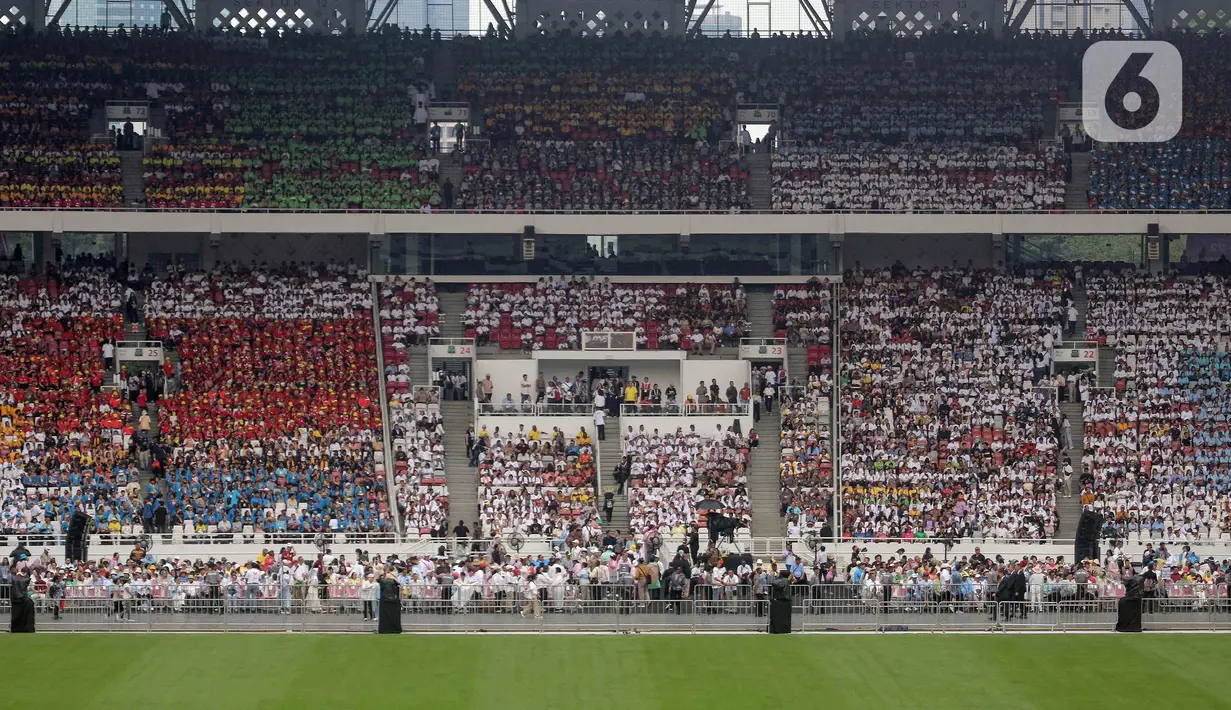 Puluhan ribu umat Katolik memenuhi area Stadion Utama Gelora Bung Karno (SUGBK) Jakarta sesaat menjelang Misa Agung bersama Paus Fransiskus, Kamis (5/9/2024). (Liputan6.com/Herman Zakharia)