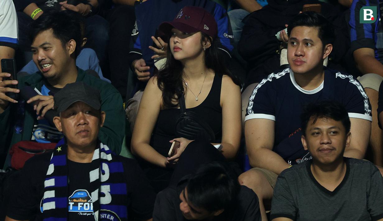 Suporter wanita menghadiri acara nonton bareng final Liga Champions 2022/2023 antara Manchester City melawan Inter Milan yang diadakan oleh Inter Club Indonesia dan Bola.com di Tenis Indoor Senayan, Jakarta (11/6/2023) dini hari WIB. (Bola.com/M Iqbal Ichsan)