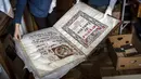 Para pekerja bagian manuskrip langka dan buku cetak tua di Museum Nasional Andrey Sheptytsky menyimpannya dalam kotak kardus untuk mengurangi risiko kerusakan jika terjadi serangan Rusia di Kota Lviv, Ukraina, 4 Maret 2022. (AP Photo/Bernat Armangue)