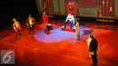 Salah satu adegan dalam pementasan teater Kebangsaan Tripikala di Tim, Cikini, Jakarta, Senin ( 23/1). Teater kebangsan tersebut menceritakan tentang kondisi politik saat ini yang di bawakan dengan sindiran dan humor. (Liputan6.com/Angga Yuniar)