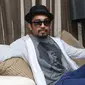 Glenn Fredly berpose usai jumpa pres aplikasi Alfatainment di kawasan Pangeran Antasari, Jakarta, Rabu (27/04). Glenn menyukai Nikita Mirzani karena Nikita adalah perempuan yang apa adanya. (Liputan6.com/Herman Zakharia)