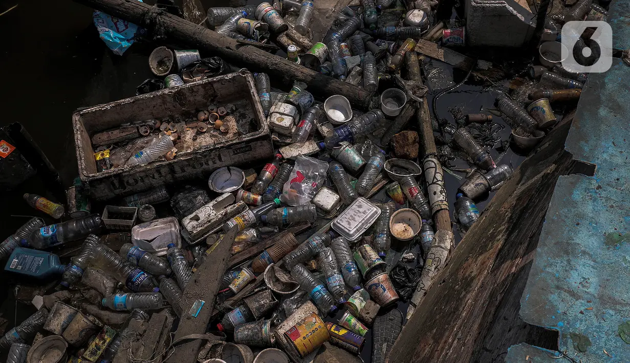 Tumpukan sampah mengambang di pinggir laut kawasan Kampung Nelayan, Penjaringan, Jakarta Utara, Minggu (20/9/2020). Sampah plastik dari kemasan air mineral hingga wadah makanan yang dibuang oleh warga ke laut ini menumpuk di pesisir karena terbawa arus. (Liputan6.com/Johan Tallo)