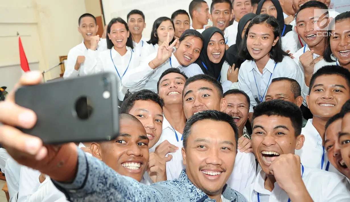 Menpora Imam Nahrawi (tengah) berswafoto bersama calon Pasukan Pengibar Bendera Pusaka (Paskibraka) Nasional 2017 usai pembukaan Pemusatan Pendidikan dan Pelatihan (Pusdiklat) di PP-PON Cibubur, Jakarta, Rabu (26/7). (Liputan6.com/Yoppy Renato)