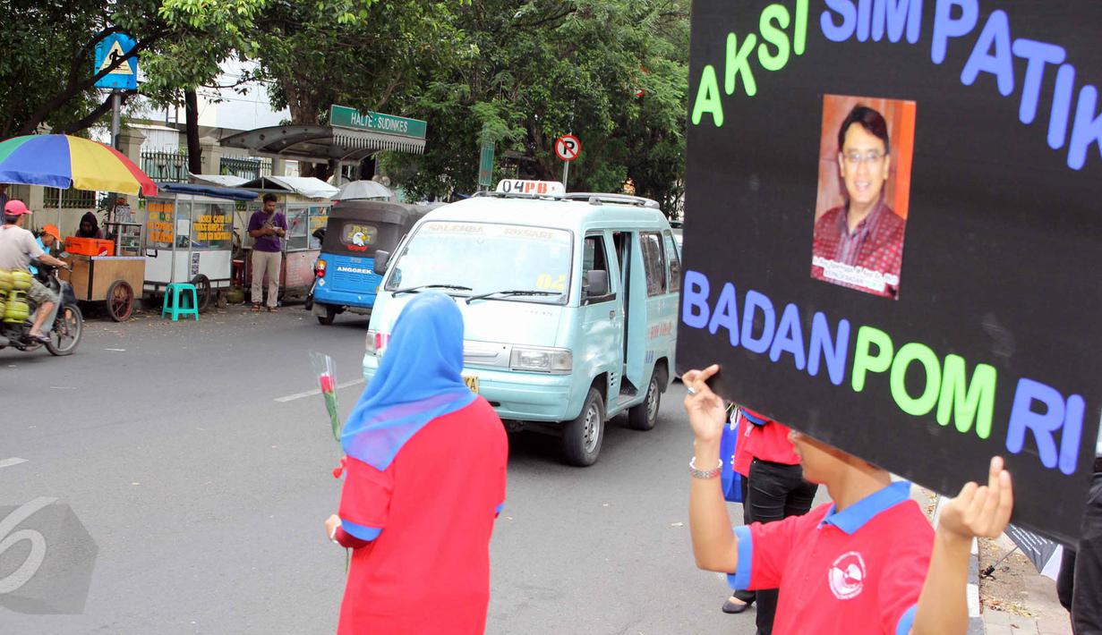 BPOM RI melakukan aksi simpatik di jalan Percetakan Negara  dengan membagikan bunga kepada para pengguna jalan, Jakarta, Senin (1/6/2015). Kampaye ini dalam dukungan Gerakan Nasional Waspada Obat dan Makanan ilegal. (Liputan6.com/Helmi Afandi)