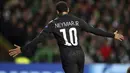 Pemain PSG, Neymar saat merayakan gol ke gawang Celtic ,pada laga grup B Liga Champions di Celtic Park, Glasgow, (12/9/2017). Neymar, Mbappe dan Cavani semakin kompak saat bermain bersama. (AP/Scott Heppell)