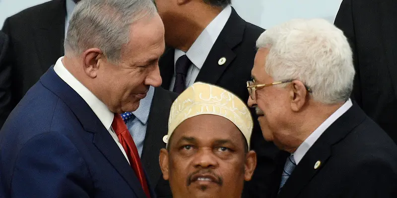 20151130-Jabat Tangan Pertama Kalinya Presiden Palestina dan PM Israel-Paris