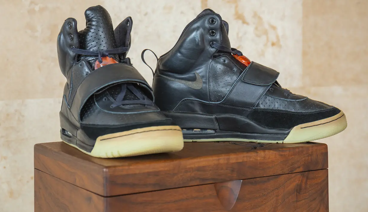 Foto selebaran milik Sotheby's menunjukkan sneakers Nike Air Yeezy 1 yang pernah dipakai rapper Kanye West selama Grammy Awards 2008. Yeezys model high top itu terjual dengan harga 1,8 juta dolar AS (sekitar Rp26 miliar), oleh balai lelang Sotheby pada 26 April 2021. (HO/SOTHEBY'S/AFP)