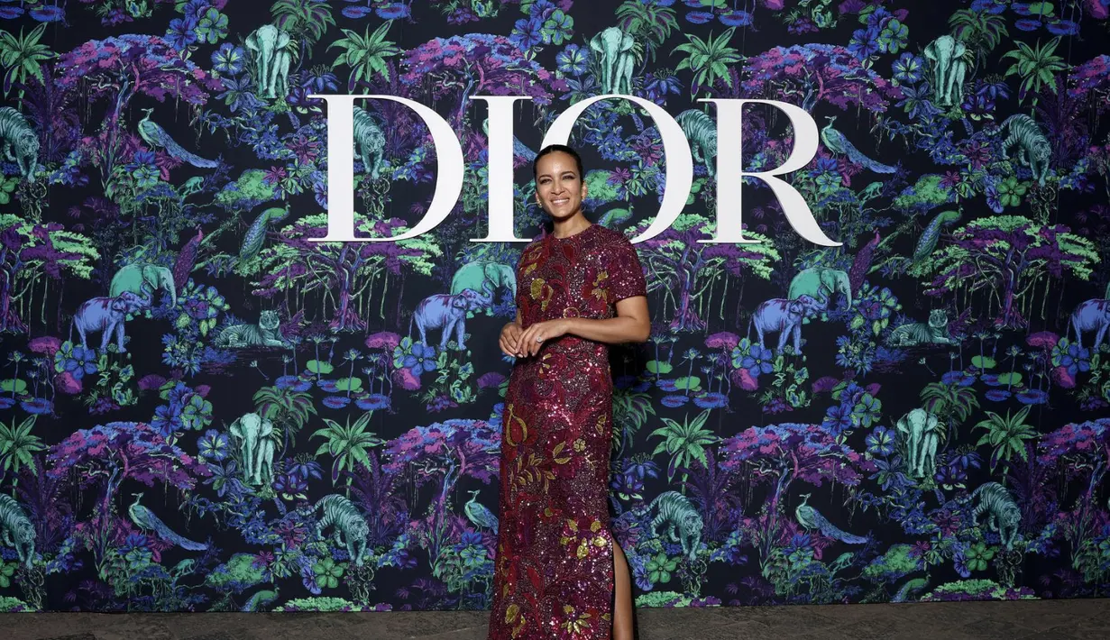 Anoushka Shankar tampil memikat dalam balutan dress bordir koleksi Dior Pre Fall 2023, disertai sepatu dari Dior. (Foto: Dior/ Dok.)