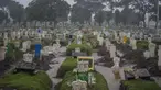 Keluarga memasang hiasan dari besi bertuliskan ”My Love” di sebuah pusara di lahan khusus korban Covid-19 di TPU Keputih, Surabaya, Jawa Timur, Kamis (7/1/2020). Kasus penyebaran Covid-19 di Surabaya masih tinggi.  (AFP/Juni Kriswanto)