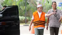 Gubernur Aceh Irwandi Yusuf memakai rompi oranye dikawal petugas saat turun dari mobil tahanan tiba untuk menjalani pemeriksaan lanjutan di gedung KPK, Jakarta, Rabu (25/7). (Merdeka.com/Dwi Narwoko)