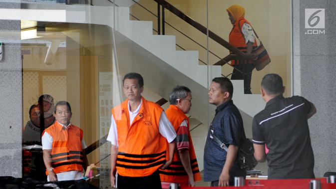 Sejumlah tersangka Anggota DPRD Kota Malang usai menandatangani berkas P21 di Gedung KPK, Jakarta, Kamis (27/12). Jadwal sidang 22 tersangka Anggota DPRD Kota Malang belum diketahui. (Merdeka.com/Dwi Narwoko)