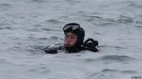 Seorang penyelam baru saja menjalankan tugasnya mencari korban Kapal Sewol (Reuters)
