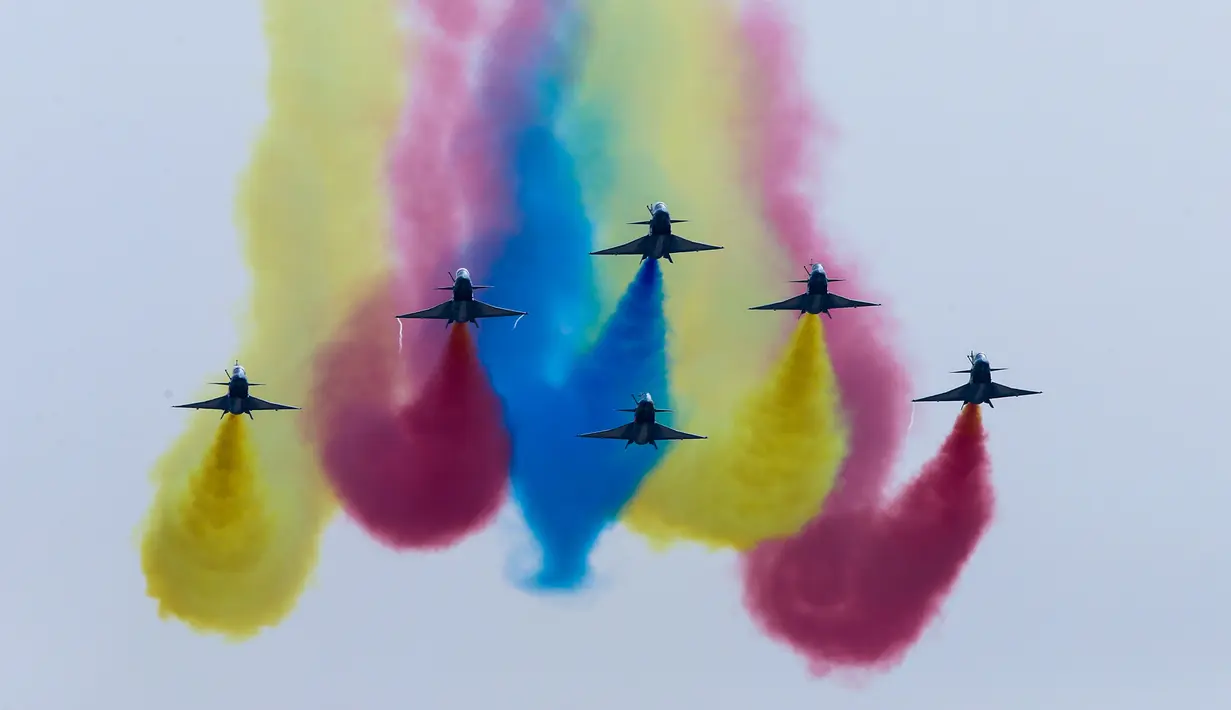 Jet tempur Tiongkok melakukan atraksi udara dalam acara Zhuhai Air Show, di Provinsi Guangdong, Tiongkok, Selasa (1/11). Tiongkok memamerkan sejumlah jet tempur miliknya ke hadapan publik. (REUTERS/ China Daily)