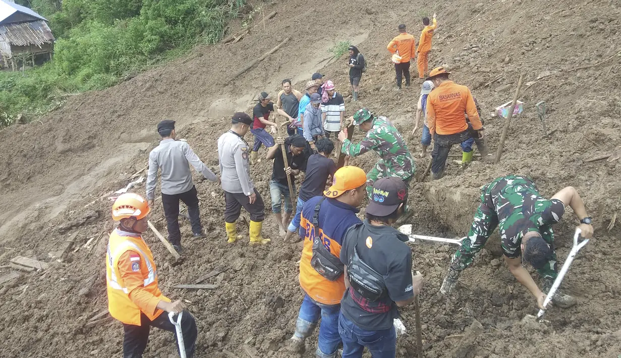 Dalam foto yang dirilis Badan Nasional Pencarian dan Pertolongan (BASARNAS), tim penyelamat mencari korban selamat di sebuah desa yang terkena tanah longsor di Kabupaten Tana Toraja, Sulawesi Selatan, Senin (15/4/2024). (National Search and Rescue Agency via AP)