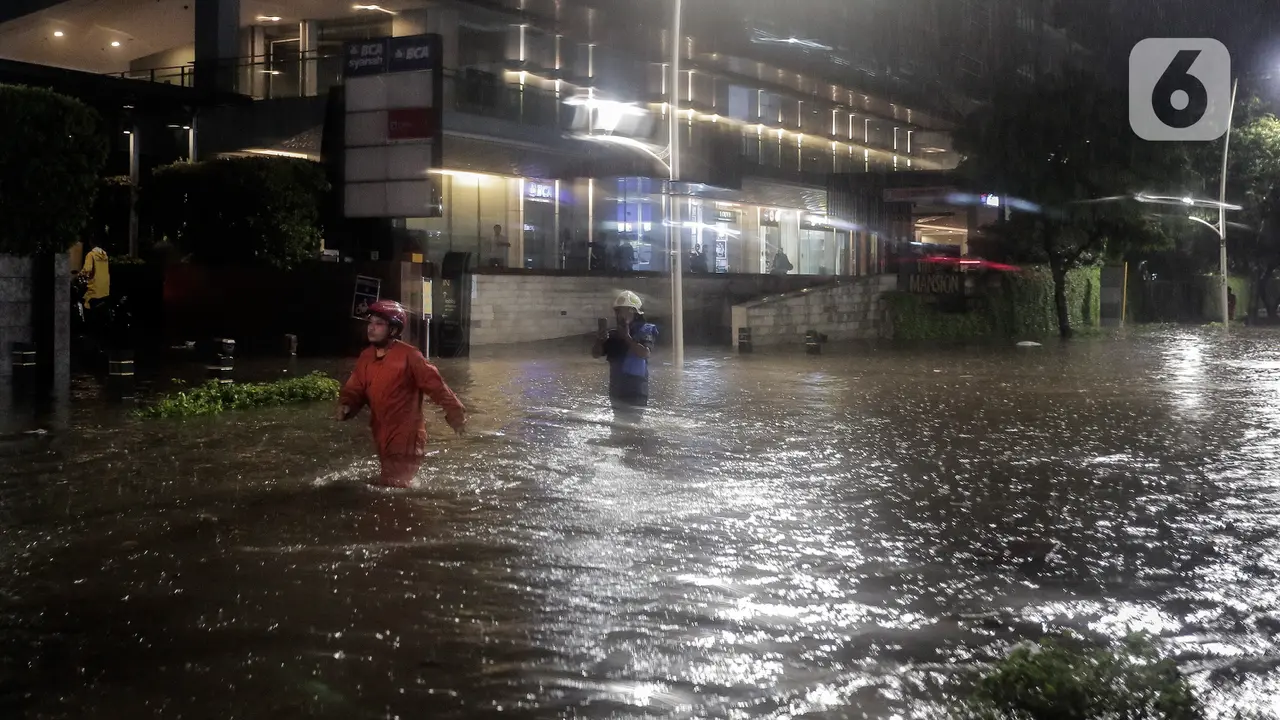 Guyuran Hujan Rendam Jalan Kemang Raya