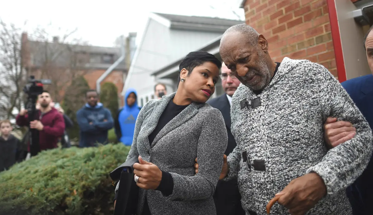 Aktor Bill Cosby saat akan meninggalkan Pengadilan Montgomery County, Pennsylvania, Rabu (30/12). Cosby dikenai tuduhan penyerangan seksual dalam satu peristiwa di tahun 2004 yang melibatkan seorang pegawai universitas setempat. (REUTERS/Mark Makela)