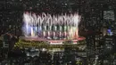 Kembang api menerangi Olympic Stadium dilihat dari dek observasi Shibuya Sky saat Upacara Pembukaan Paralimpiade 2020 di Tokyo, pada Selasa (24/8/2021) malam WIB. Setelah ditunda selama setahun akibat pandemi Covid-19, Paralimpiade Tokyo 2020 akhirnya resmi dibuka. (AP Photo/Kiichiro Sato)