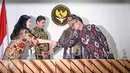 (ki-ka) Menteri PMK Puan Maharani, Menpan RB Yuddy Chrisnandi, Menag  Lukman Hakim, Menaker Hanif Dhakiri usai penandatanganan surat keputusan bersama penetapan Libur Nasional dan Cuti Bersama tahun 2017 di Jakarta, (14/4). (Liputan6.com/Faizal Fanani)