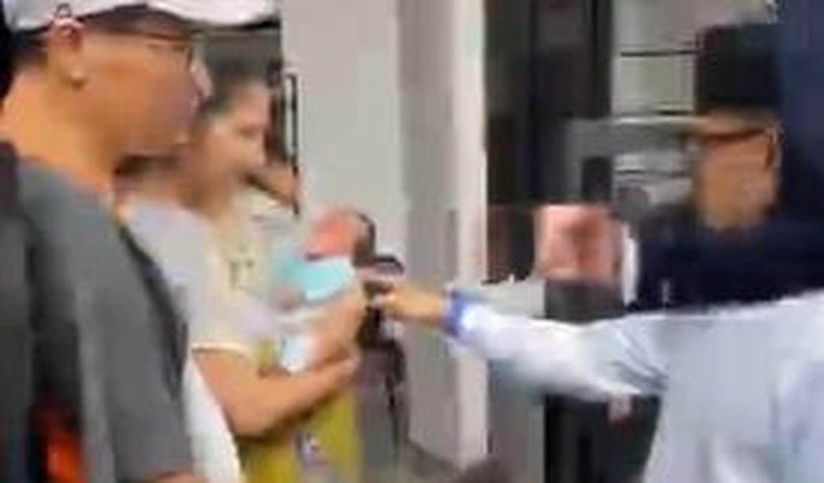 Saat sedang berkeliling, Bima kemudian bertemu seorang wanita tengah menggendong bayi yang baru lahir.