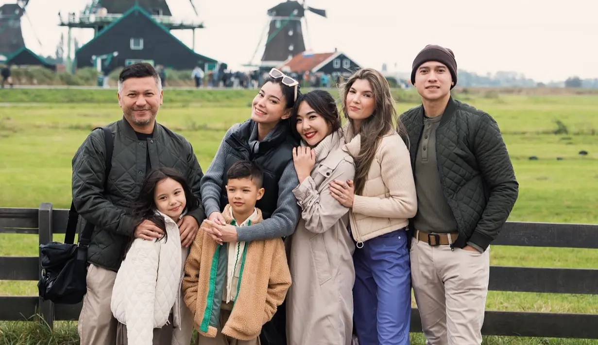 Tak hanya sudah mengantongi restu Roy Marten, artis berusia 37 tahun ini juga sudah mengantongi restu Gisella Anastasia. Berdiri berdekatan di momen foto bersama ketika liburan pada Oktober lalu, Gisel sangat akrab dengan wanita yang tengah dekat dengan mantan suaminya itu. Sejak putuskan bercerai, Gisel dan Gading kini memang hanya fokus untuk membesarkan Gempi. (Liputan6.com/IG/gadiiing)