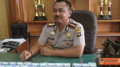 Citizen6, Sumbar: Kapolres Dharmasraya, AKBP Bambang Pristiwanto memperlihatkan barang bukti yang disita oleh Polisi, Minggu (10/4)(Pengirim: Eko Pangestu)