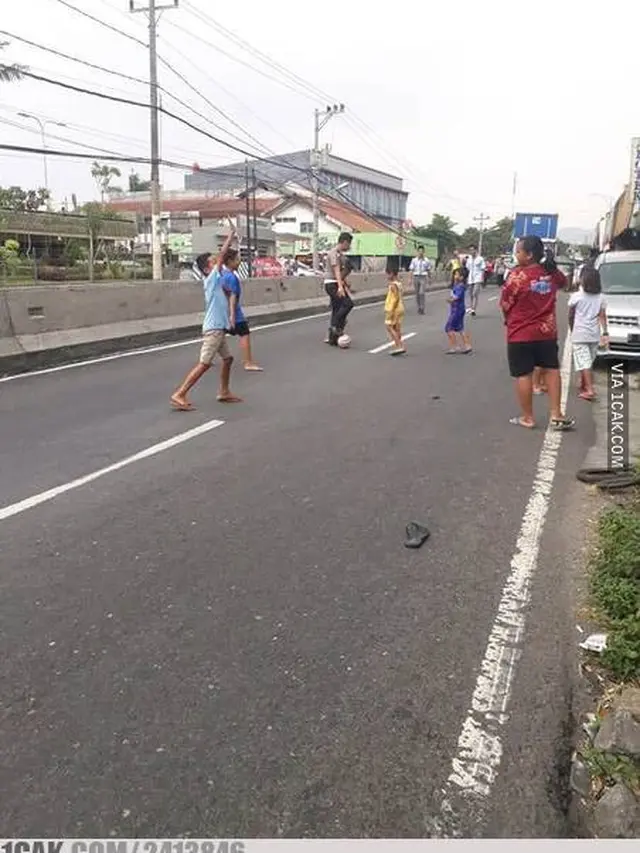 6 Aksi Polisi di Jalan Raya Ini Curi Perhatian, Penuh Totalitas