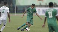 Bek Persebaya, Otavio Dutra, saat melawan PSMS pada laga perempat final Piala Presiden di Stadion Manahan, Solo, Sabtu, (3/2/2018). PSMS menang adu penalti atas Persebaya dengan skor 7-6. (Bola.com/M Iqbal Ichsan)