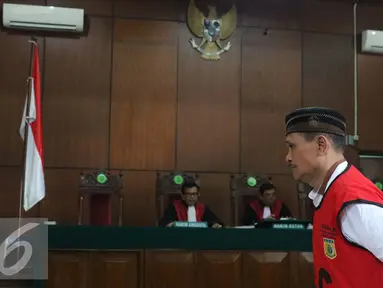 Abdul Azis atau Daeng Azis saat menjalani persidangan di Pengadilan Negeri Jakarta Utara, Rabu (18/5). Daeng Azis datang ke pengadilan tanpa didampingi pengacara. (Liputan6.com/Herman Zakharia)