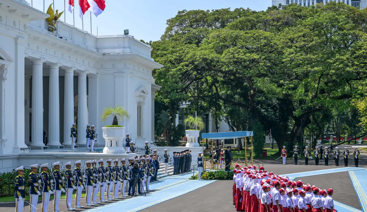 Upacara dimeriahkan oleh sejumlah siswa dengan mengibarkan bendera Indonesia dan Kamboja. (BAY ISMOYO/AFP)