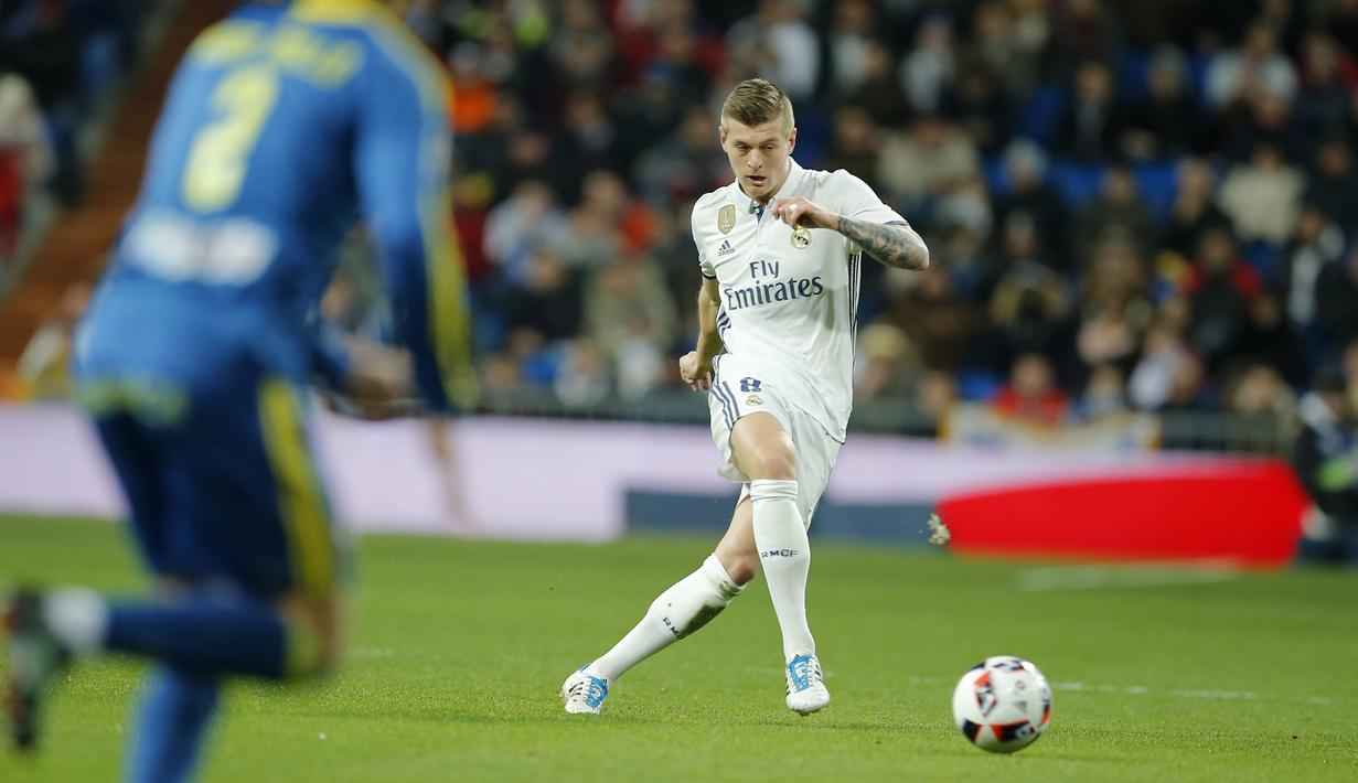 Gelandang serang milik Real Madrid, Toni Kroos (kanan) menempatkan dirinya sebagai salah satu gelandang terbaik pada Starting XI pekan ke-19 La Liga Spanyol. (AP/Paul White)