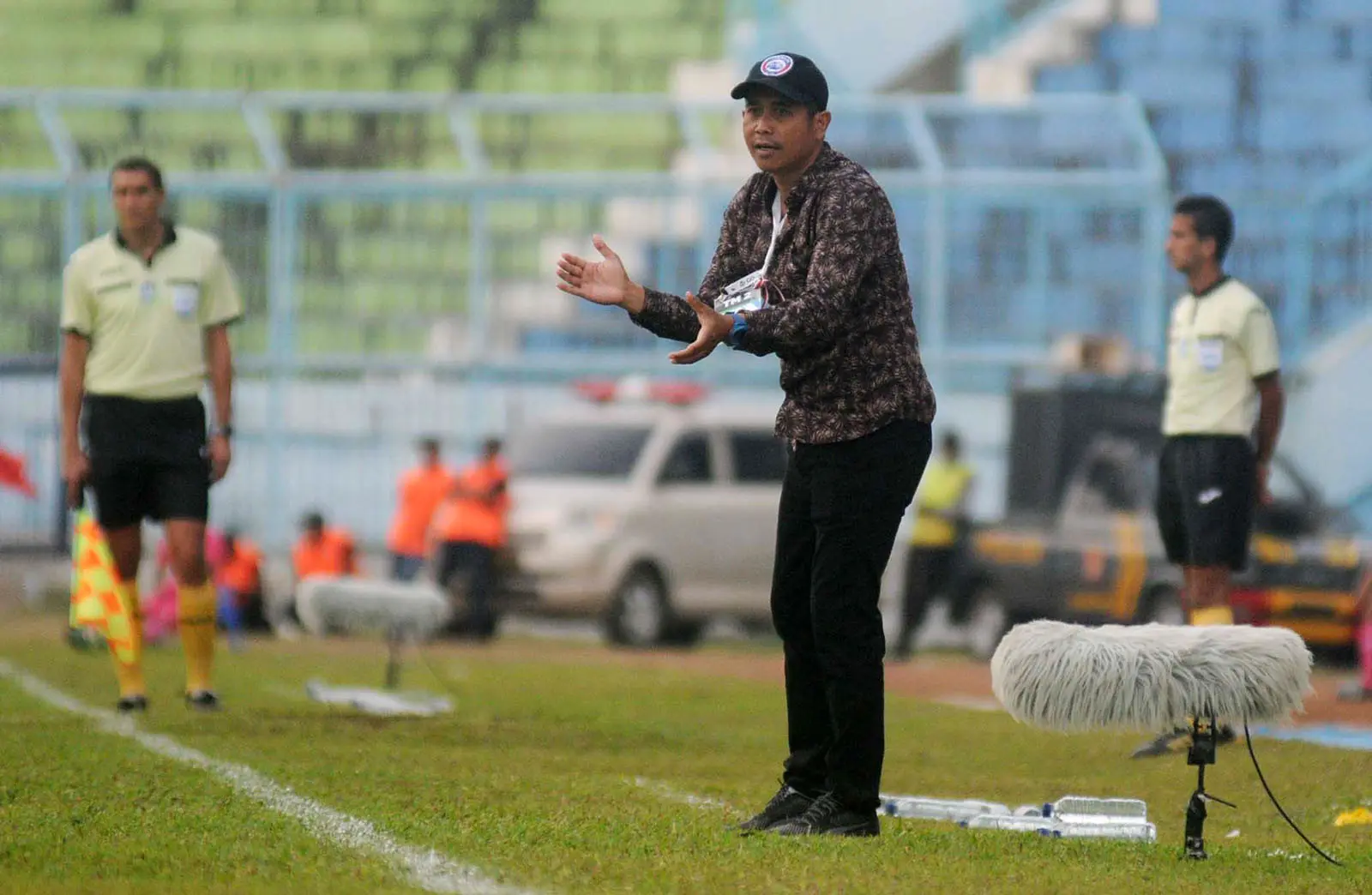 Pelatih Arema, Joko Susilo, saat memotivasi skuat asuhannya melawan Persiba Balikpapan di Stadion Kanjuruhan, Malang (18/8/2017). (Bola.com/Iwan Setiawan)