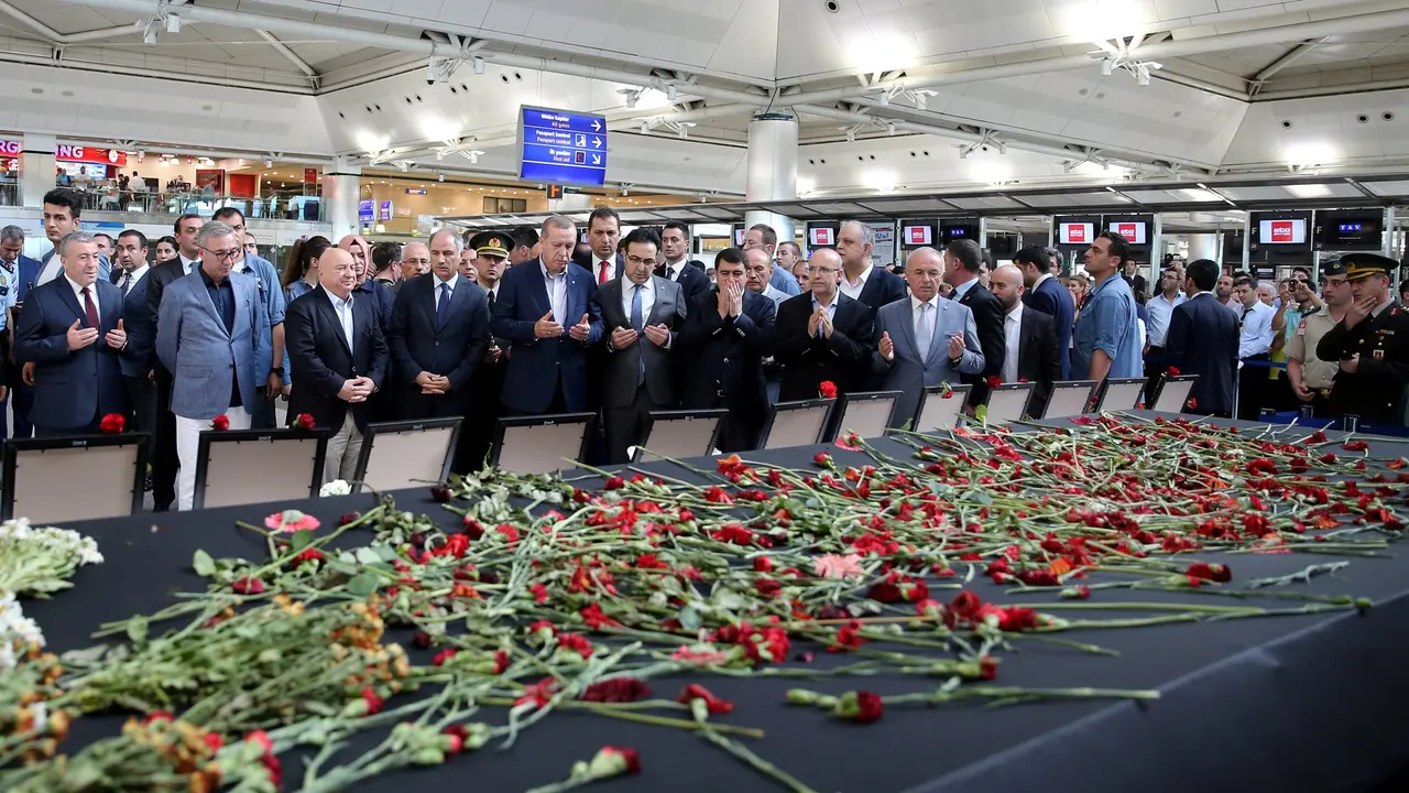 Presiden Turki Erdogan berduka untuk para korban ledakan bom di bandara Istanbul. (Reuters)