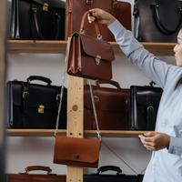 Pilihan Tas Lokal Wanita Multifungsi: Dari Meeting Kantor Langsung Bukber Tetap Stylish