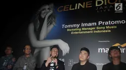 CEO PK Entertainment Peter Harjani (tengah) memberi keterangan jelang konser Celine Dion Jakarta Live 2018 di Jakarta, Kamis (18/1). Konser Celine Dion akan digelar pada 7 Juli 2018 Sentul International Convention Center, Bogor.(Liputan6.com/Angga Yuniar)