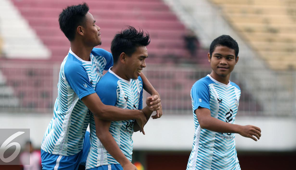 Pemain Gresik United bergurau saat latihan uji lapangan jelang laga Piala Presiden 2017 di Stadion Maguwoharjo, Sleman, Jumat (3/2). Gresik United akan berhadapan dengan Mitra Kukar, Sabtu (4/2). (Liputan6.com/Helmi Fithriansyah)
