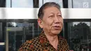 Saksi Ahli KPK Armawan menjawab pertanyaan wartawan usai memberikan keterangan kepada penyidik di gedung KPK, Jakarta, Jumat (11/5). Armawan dimintai keterangan oleh KPK terkait kasus dugaan korupsi proyek pengadaan E-KTP. (Medeka.com/Dwi Narwoko)