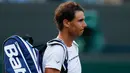 Petenis Spanyol, Rafael Nadal, saat akan meninggalkan lapangan setelah dikalahkan petenis Luksemburg, Giller Muller di perempat final Wimbledon 2017, Senin (10/7). Nadal menyerah dari Mueller usai melewati pertarungan lima set. (Adrian DENNIS/AFP)