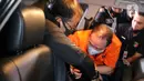 Terpidana pengalihan hak tagih atau cessie Bank Bali, Djoko Sugiarto Tjandra digiring masuk kedalam mobil usai tiba di Bandara Halim Perdanakusuma Jakarta, Kamis (30/7/2020). Djoko Tjandra tiba sekitar pukul 22.30 WIB dan langsung dibawa ke Bareskrim Mabes Polri. (Liputan6.com/Helmi Fithriansyah)