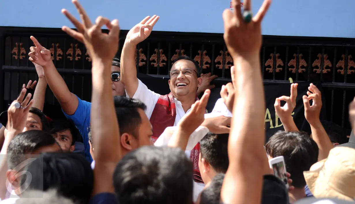 Cagub DKI Jakarta, Anies Baswedan saat melakukan sosialisasi di Sanggar Brabe di kawasan Jatipulo, Palmerah, Jakarta, Rabu (15/3). Dihadapan warga, Anies mensosialisasikan rencana program kerjanya jika terpilih. (Liputan6.com/HelmiFithriansyah)